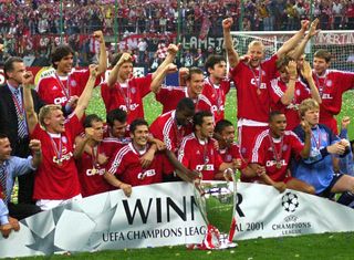 Bayern Munich celebrate with the Champions League trophy, 2001